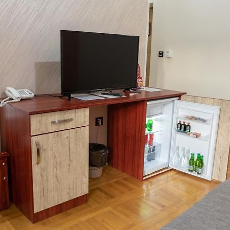 Hotel Kutko Pančevo Exteriör bild