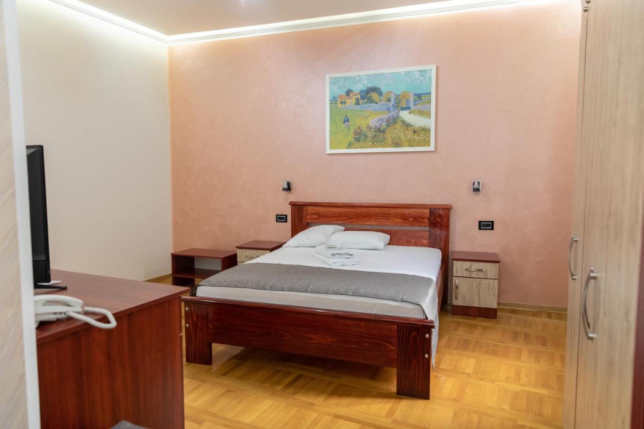 Hotel Kutko Pančevo Exteriör bild