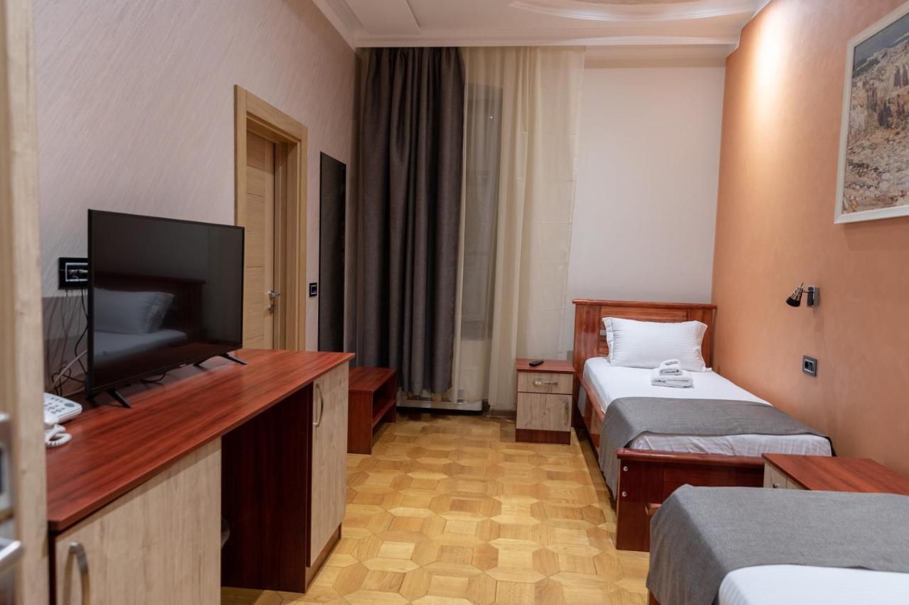 Hotel Kutko Pančevo Exteriör bild