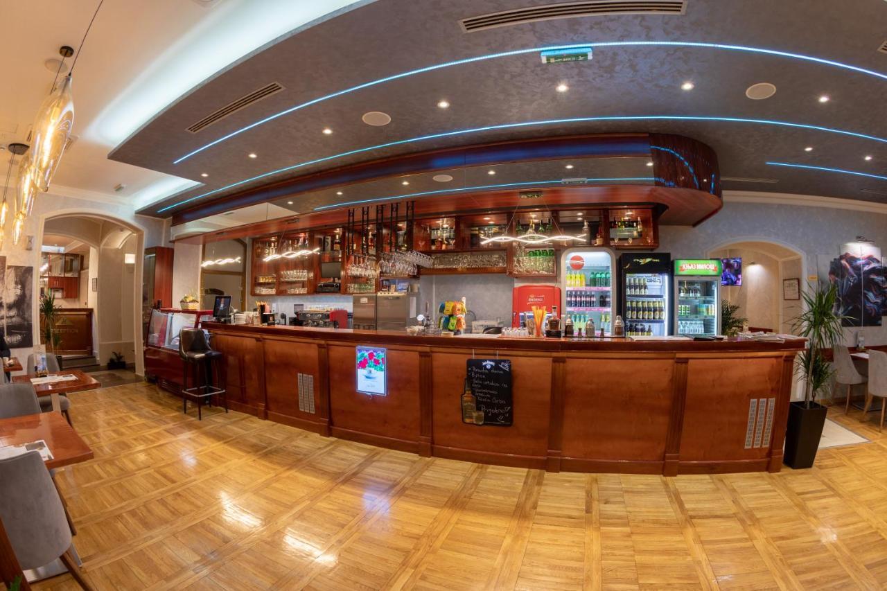 Hotel Kutko Pančevo Exteriör bild