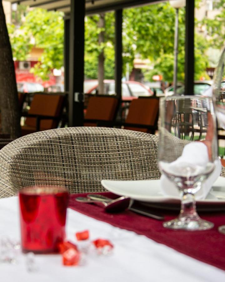 Hotel Kutko Pančevo Exteriör bild